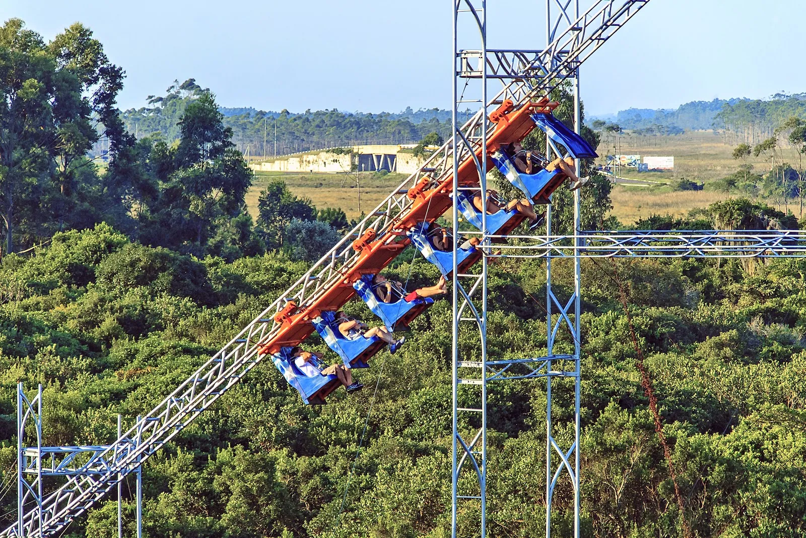 Atração radical do parque Acqua Lokos, em Capão da Canoa, com o mato e a Estrada do Mar ao fundo