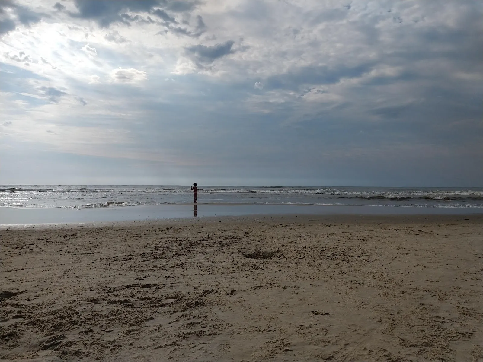 Praia de Curumim, ao norte de Capão da Canoa, com areia larga e mar aberto ao entardecer