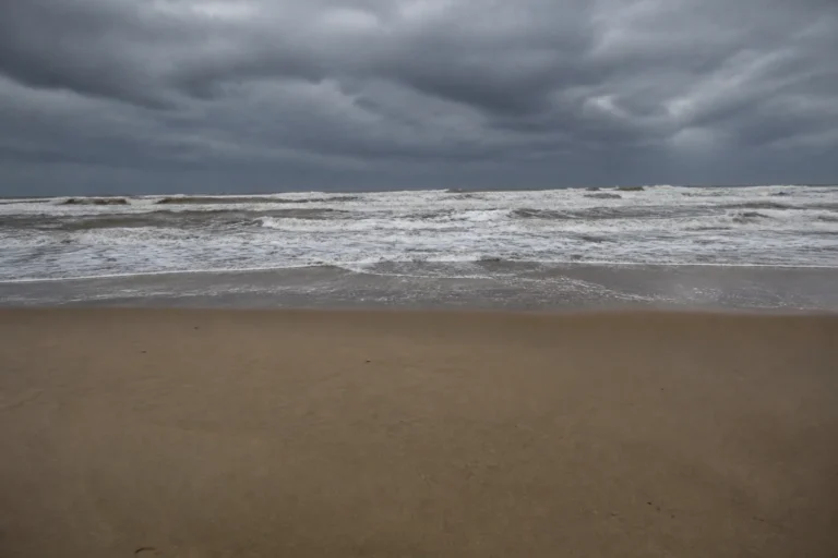 Mar de chocolate em Capão da Canoa: por que a água fica marrom
