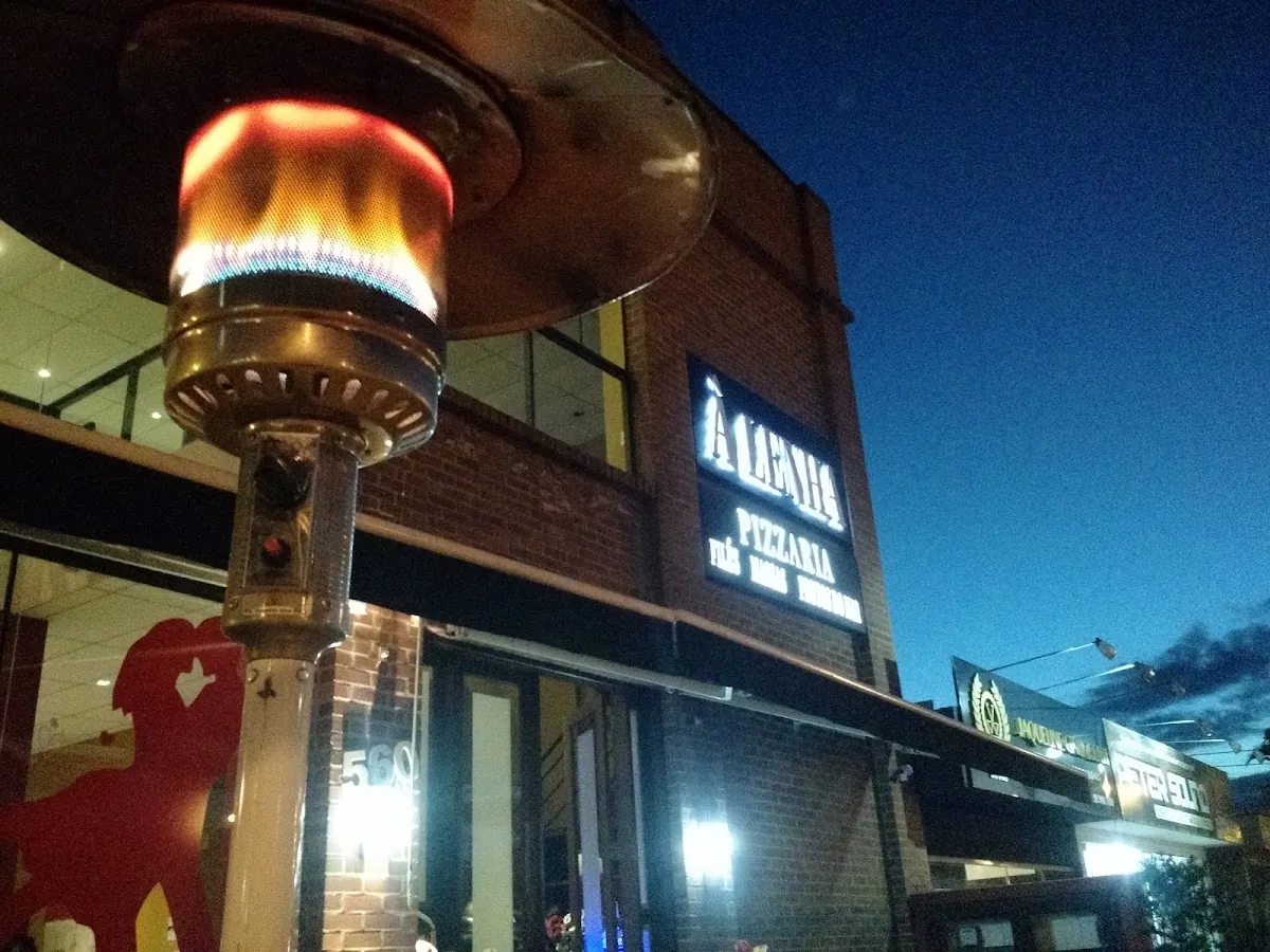 Pizza de forno a lenha da À Lenha Pizzaria, no bairro Girassol em Capão da Canoa