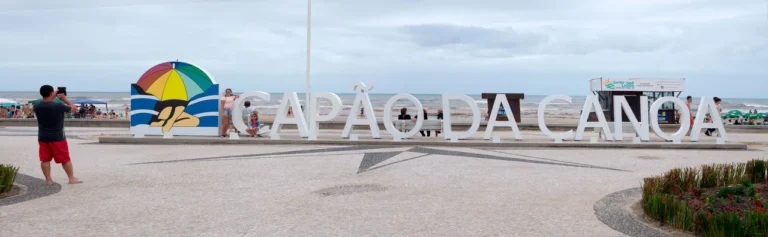 Letreiro com o nome de Capão da Canoa em área pública
