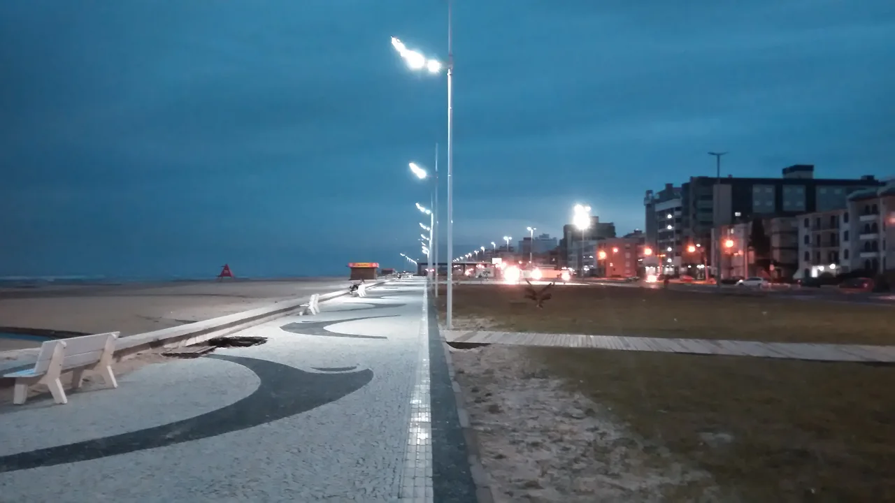 Vista do calçadão de Capão da Canoa ao entardecer