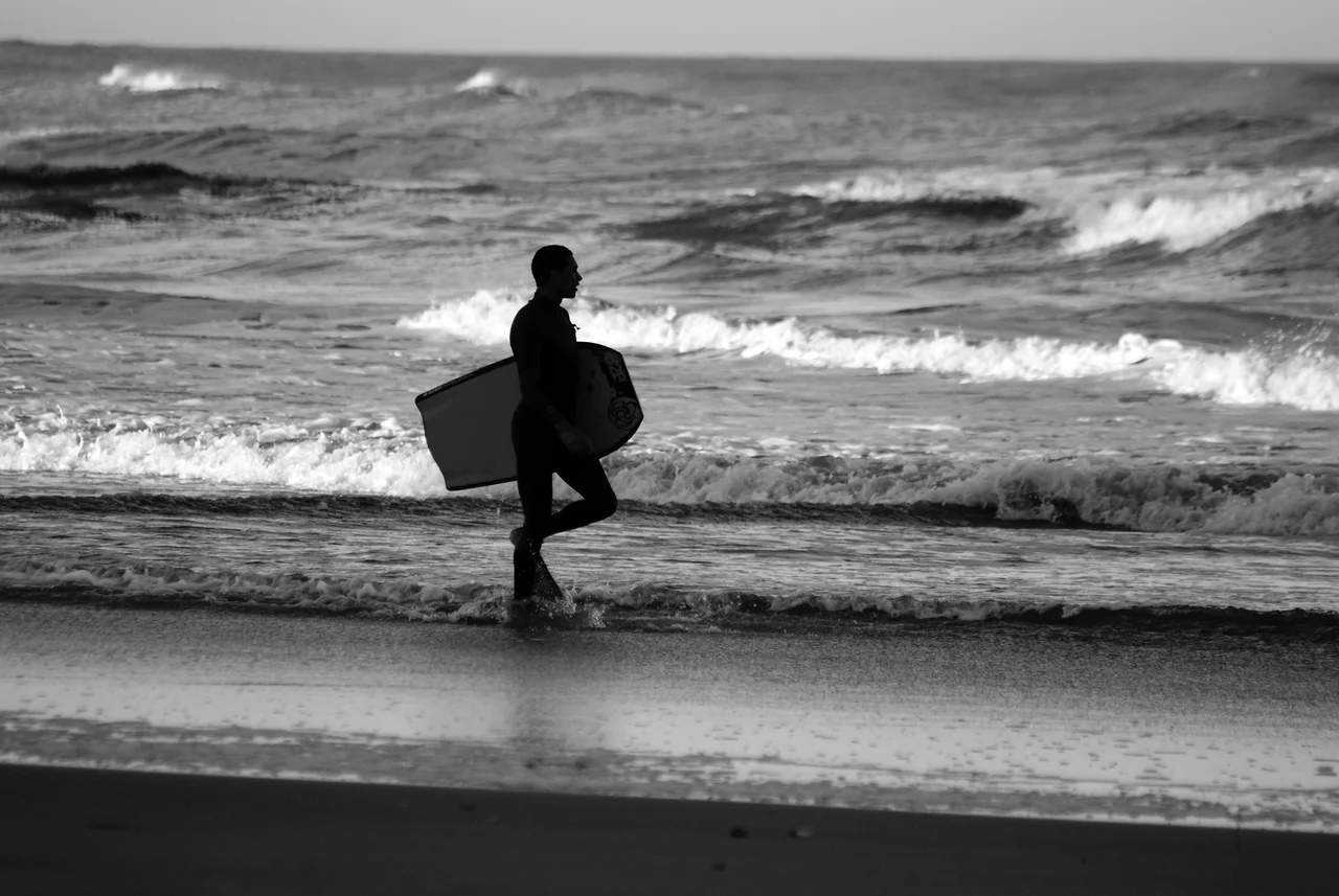 Prática de surfe no mar em Capão da Canoa