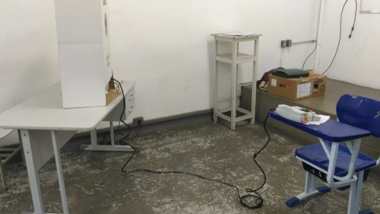 Cabine de votação com urna eletrônica em Itajubá, Minas Gerais, em foto de arquivo de 2016