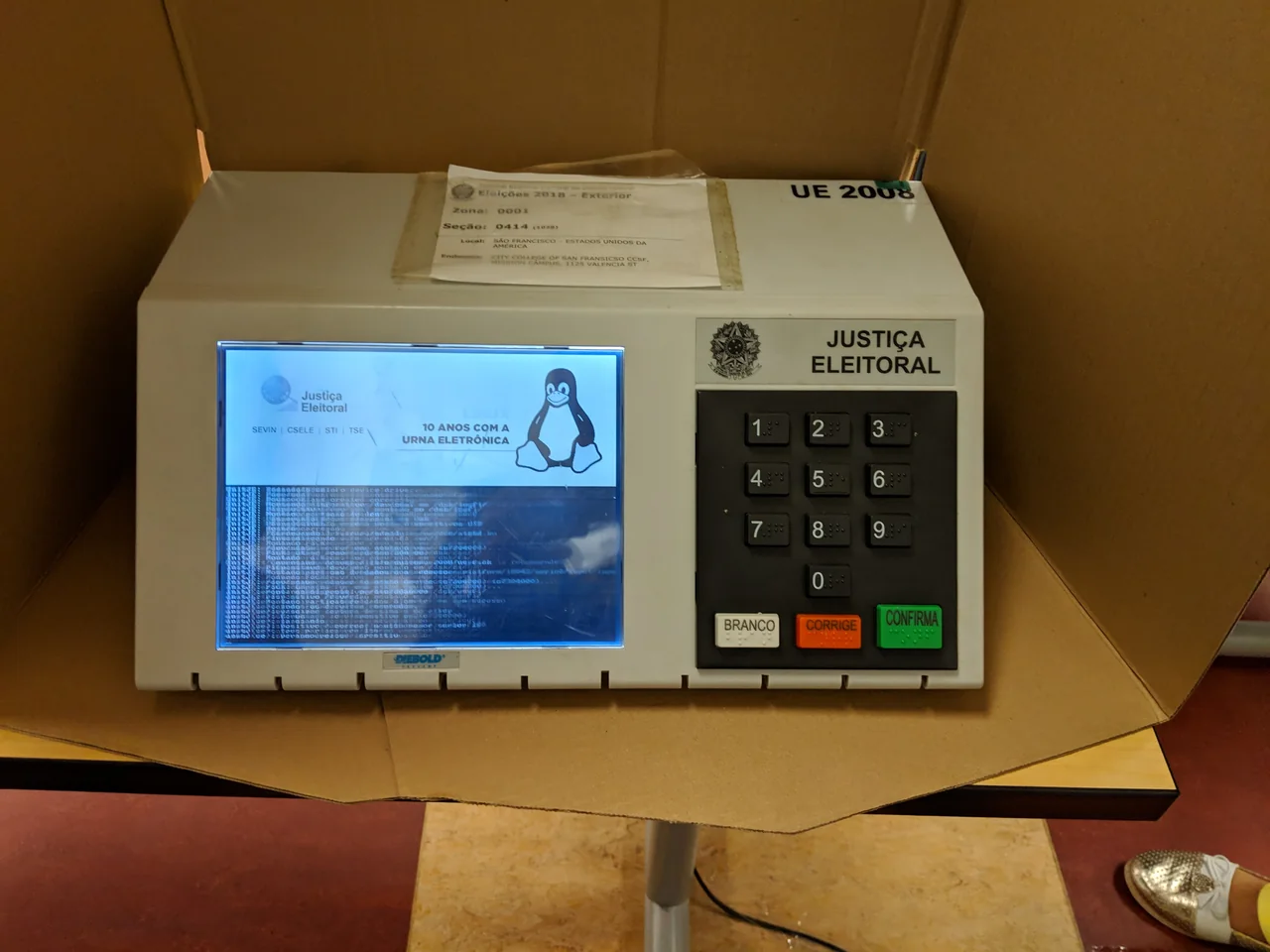 Urna eletrônica brasileira com tela e teclado, em fotografia de arquivo de 2018