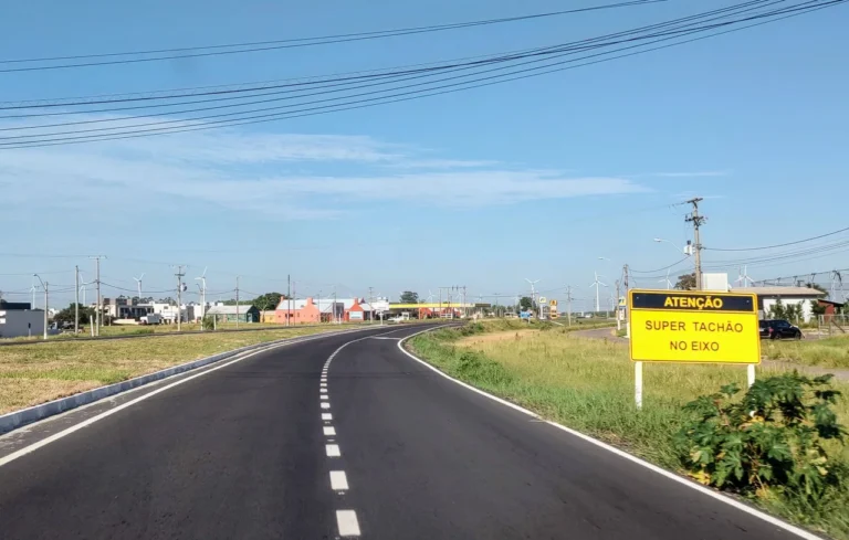 Trecho da Estrada do Mar próximo do km 1, em Osório, em foto de arquivo de fevereiro de 2025; não é registro do bloqueio em Xangri-Lá