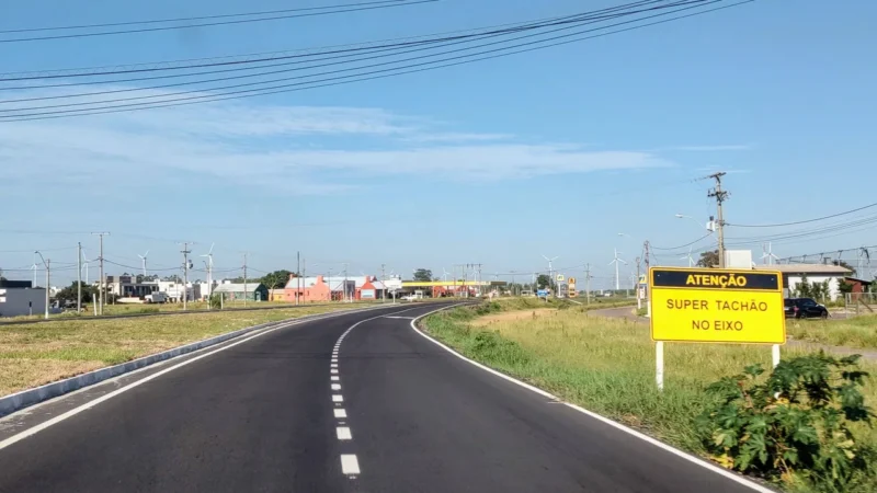 Caminhão causa bloqueio parcial na Estrada do Mar em Xangri-Lá