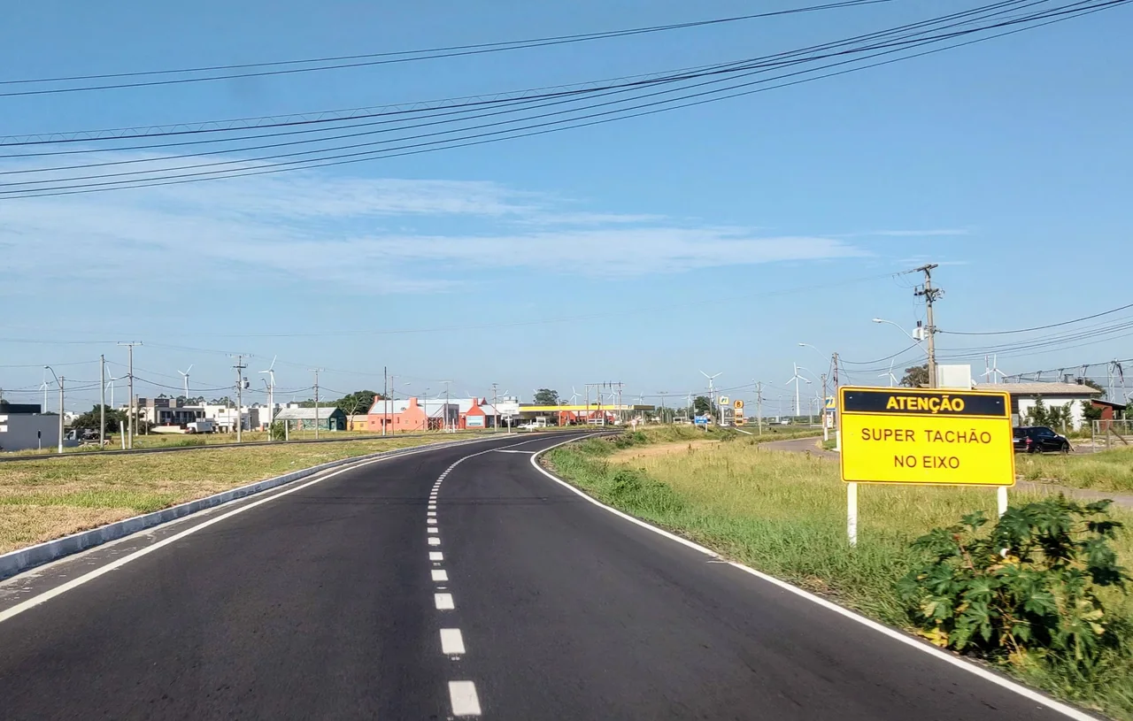 Trecho da Estrada do Mar próximo do km 1, em Osório, em foto de arquivo de fevereiro de 2025; não é registro do bloqueio em Xangri-Lá
