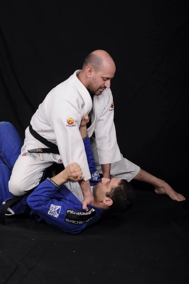 Demonstração de técnica de jiu-jitsu em fotografia ilustrativa de arquivo