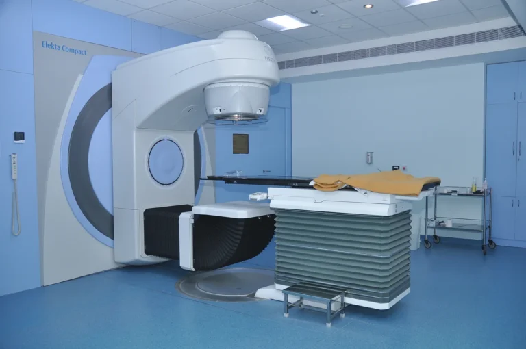 Equipamento de radioterapia em hospital de Mysore, na Índia, em foto de arquivo de 2015